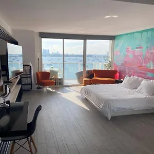 Отель Bay View King With Balcony