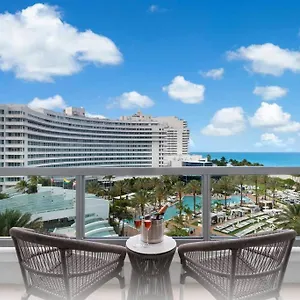 Fountainebleau Resort, Balcony With Ocean & Pool View Lägenhet