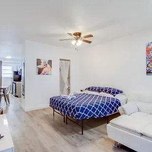 Private Ocean Dr W/2 Queen Beds, Steps 2 Apartment