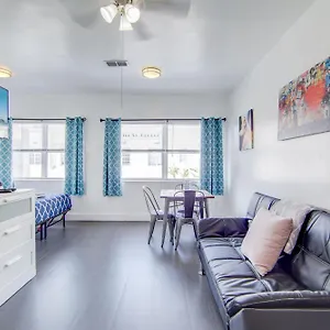 Chic Large Near Ocean Drive South Apartment
