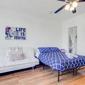 Stylish Ocean Dr W/ 2 Queen Beds, Across