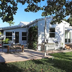 Charming House With Beautiful Garden Ferienhaus *